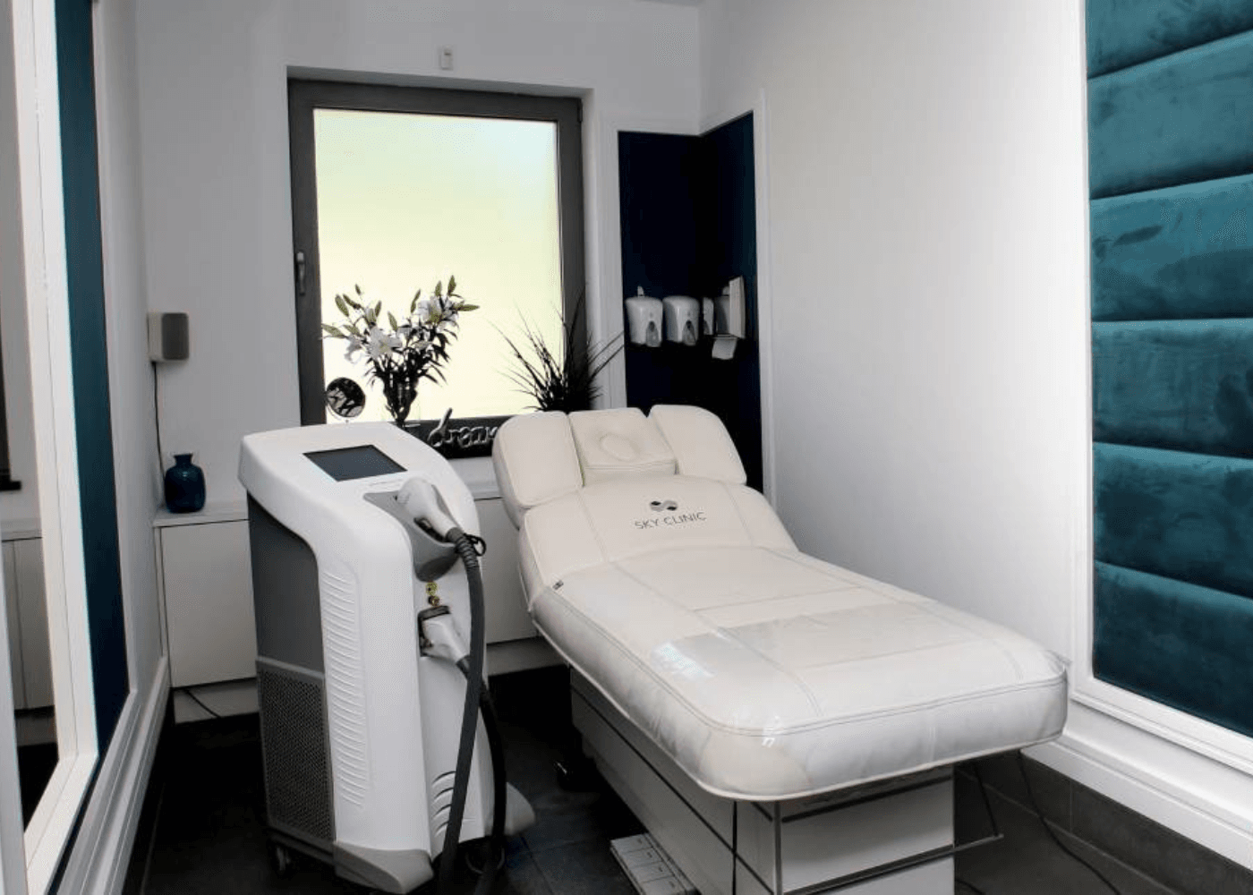 Gabinet zabiegowy SkyClinic z fotelem zabiegowym i sprzętem laserowym