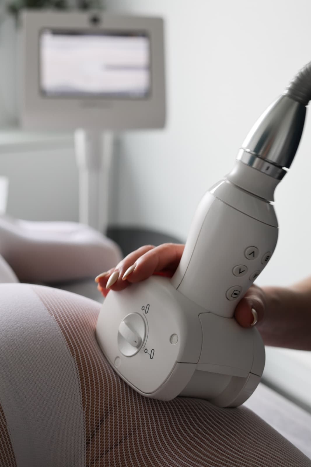 Głowica LPG Alliance podczas zabiegu endermologii na udzie